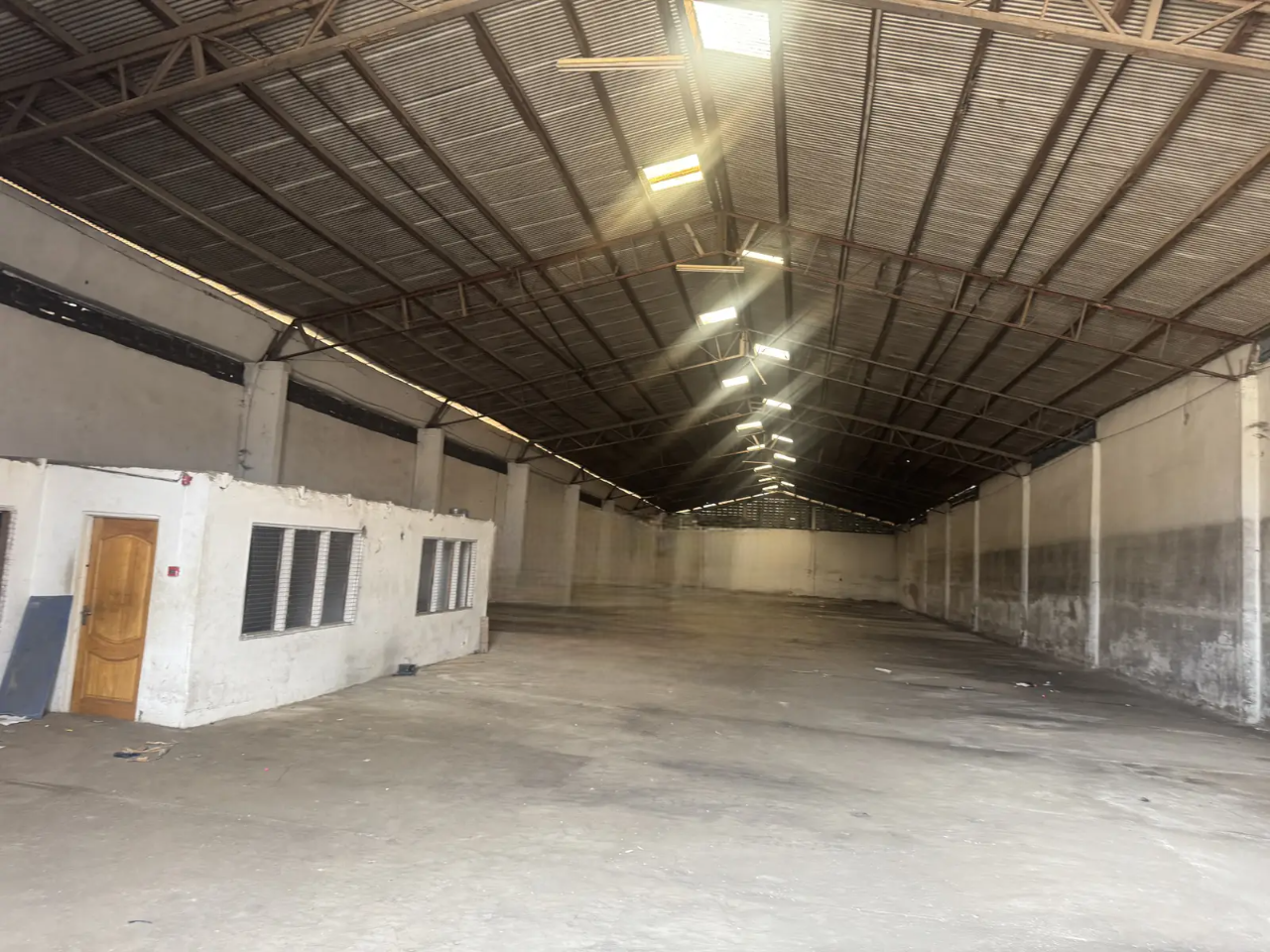 1,300 SQM Warehouse For Rent at Dzorwulu
