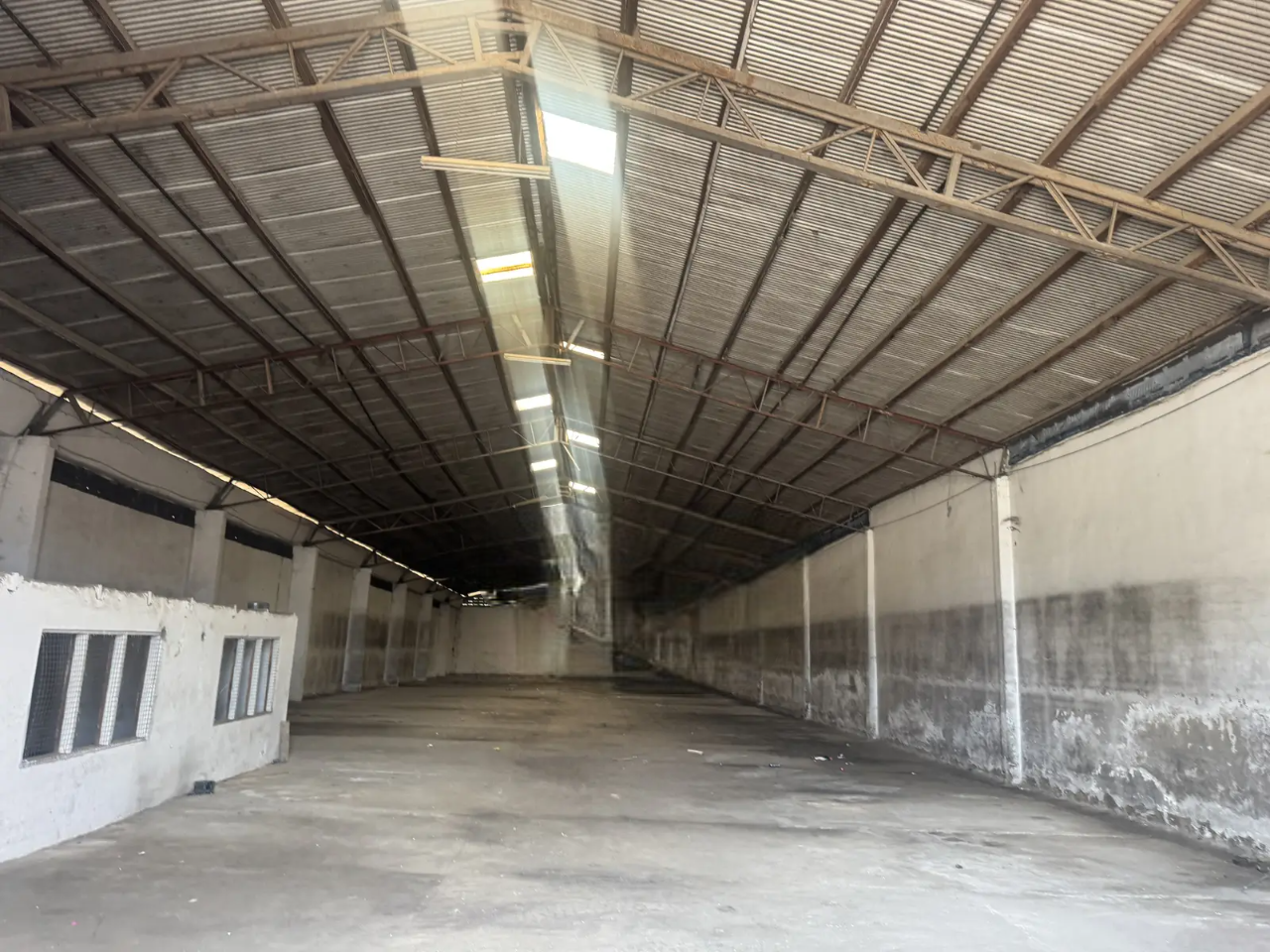 1,300 SQM Warehouse For Rent at Dzorwulu