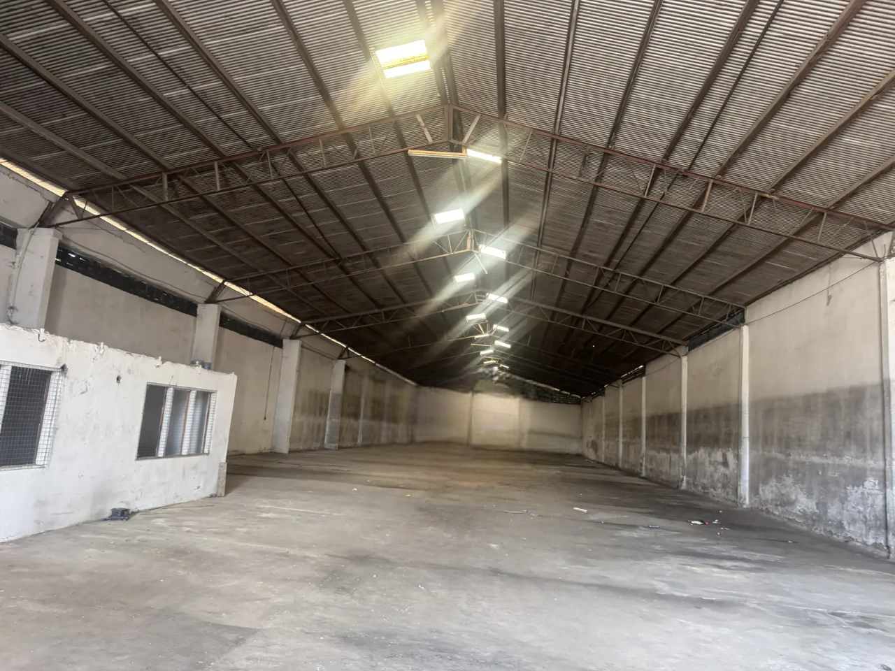 1,300 SQM Warehouse For Rent at Dzorwulu