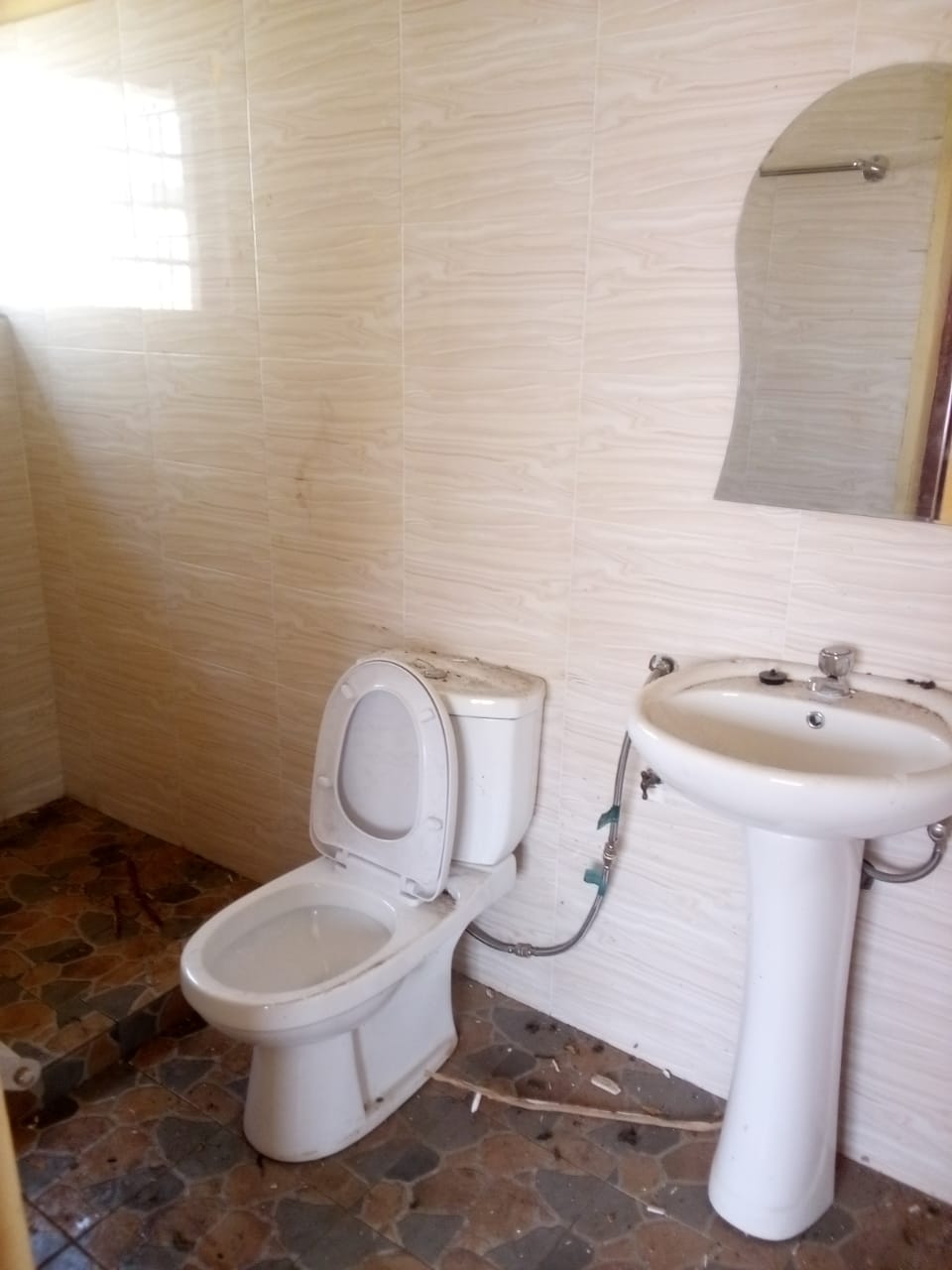 2 Bedrooms House for Rent at Achimota