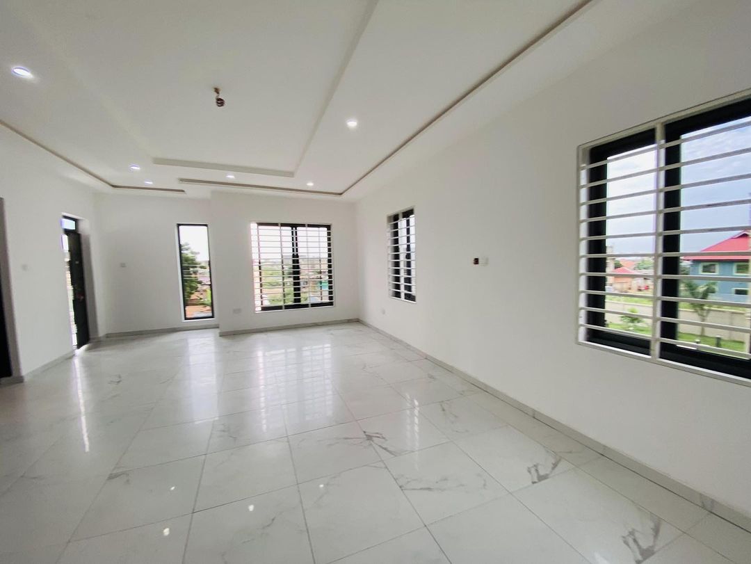 4 Bedrooms House for Sale at Lakeside, Accra-Ghana