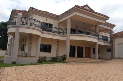 Eight bedroom house for sale at Paraku Estate