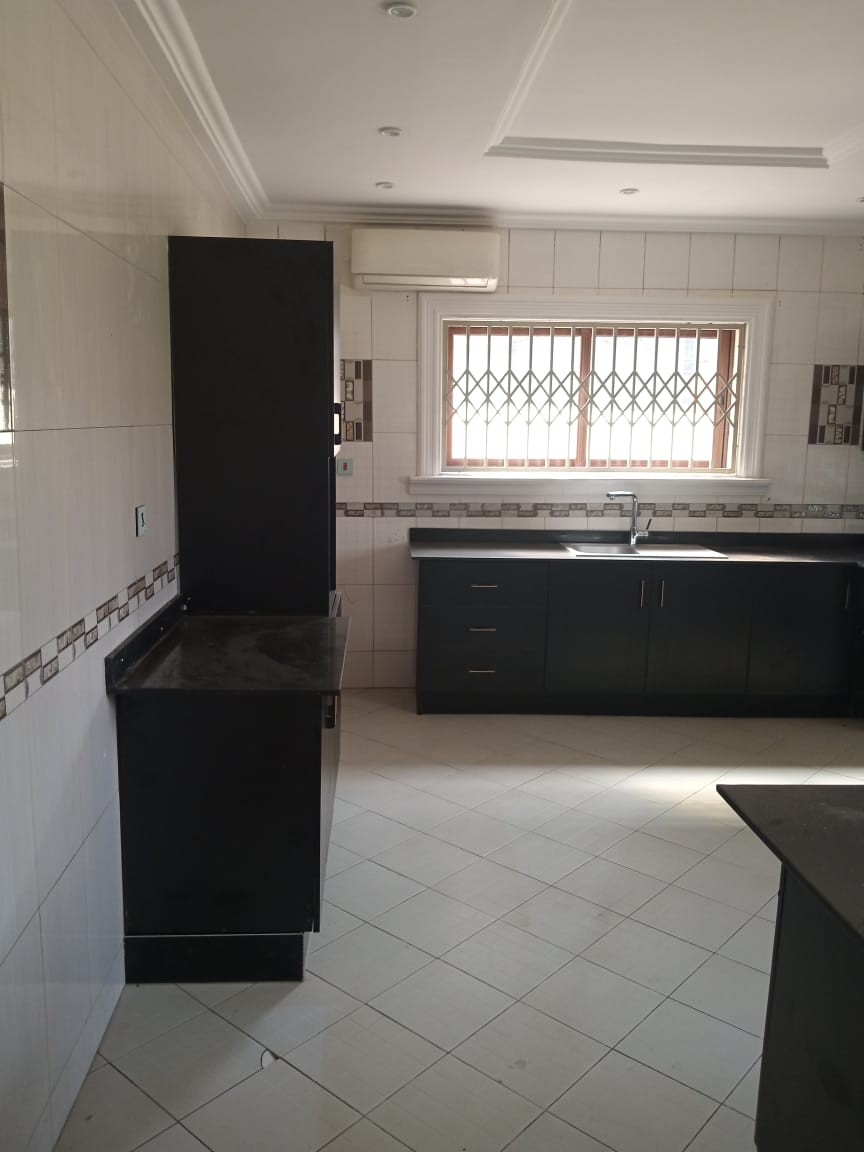 5 Bedrooms House for Rent at East Airport