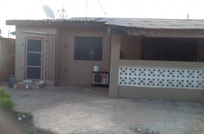 5 Bedroom house with 3 shops and uncompleted extension for sale