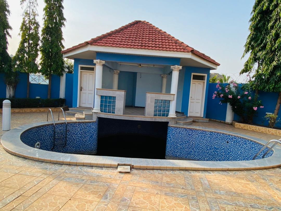 4 Bedroom House with outhouse and swimming pool for sale