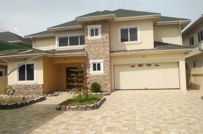 Four Bedroom house with A One bedroom Staff Quarters Available for Rent