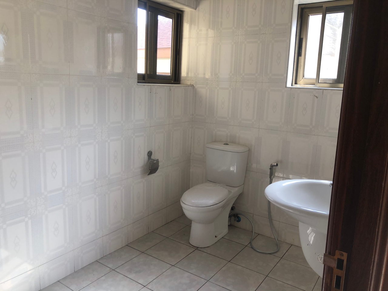 EXECUTIVE 4 BEDROOM SEMI-DETACHED HOUSE WITH OUTHOUSE AT LABONE FOR RENT