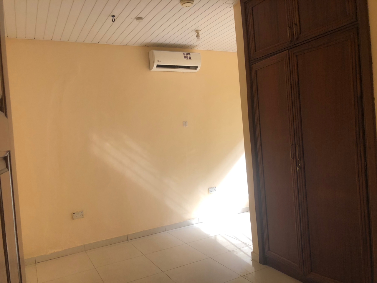 EXECUTIVE 4 BEDROOM SEMI-DETACHED HOUSE WITH OUTHOUSE AT LABONE FOR RENT