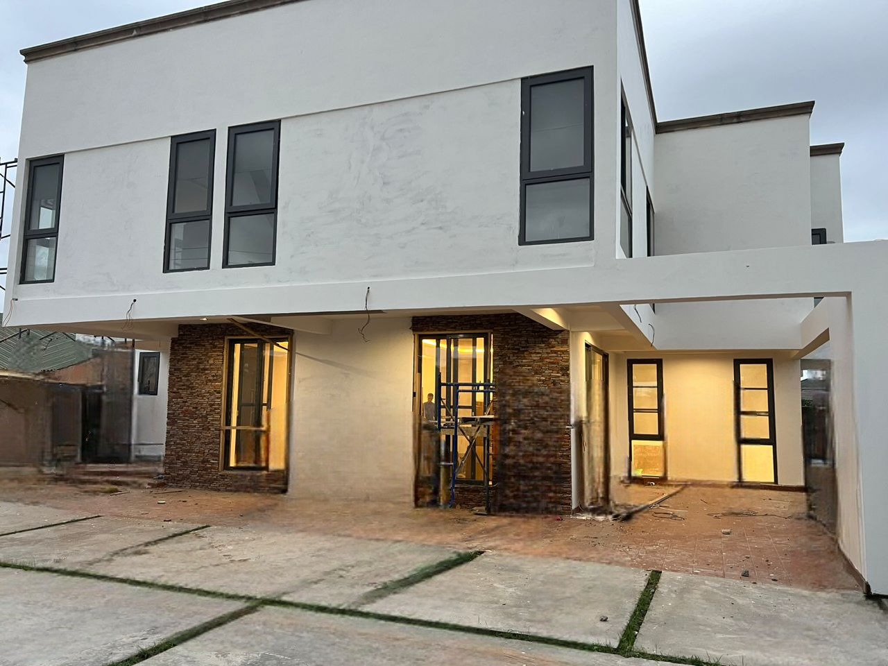 Five (5) Bedroom House for Sale at Adjiringanor