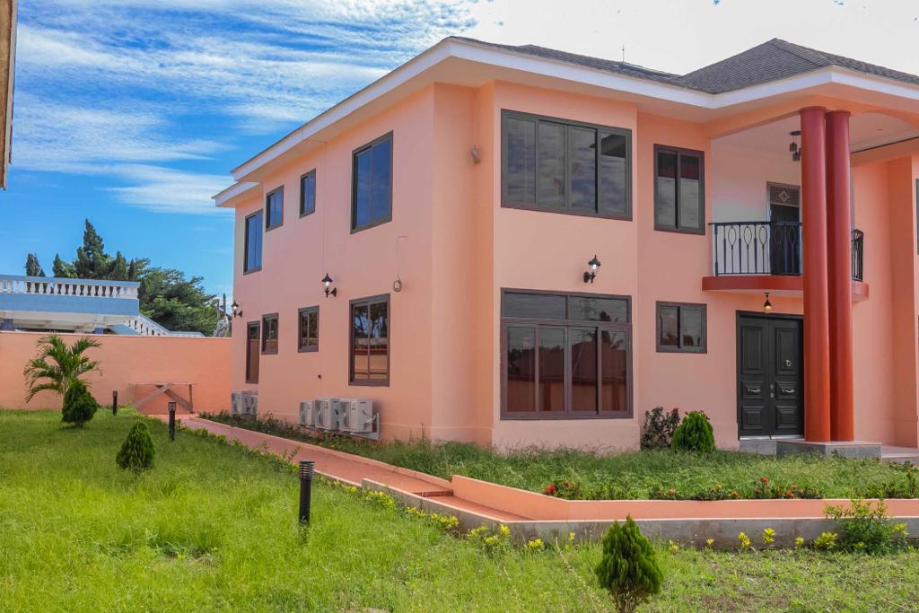 Five (5) Bedroom House For Rent at Adjiringanor