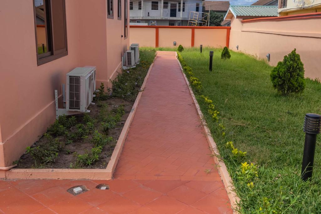 Five (5) Bedroom House For Rent at Adjiringanor