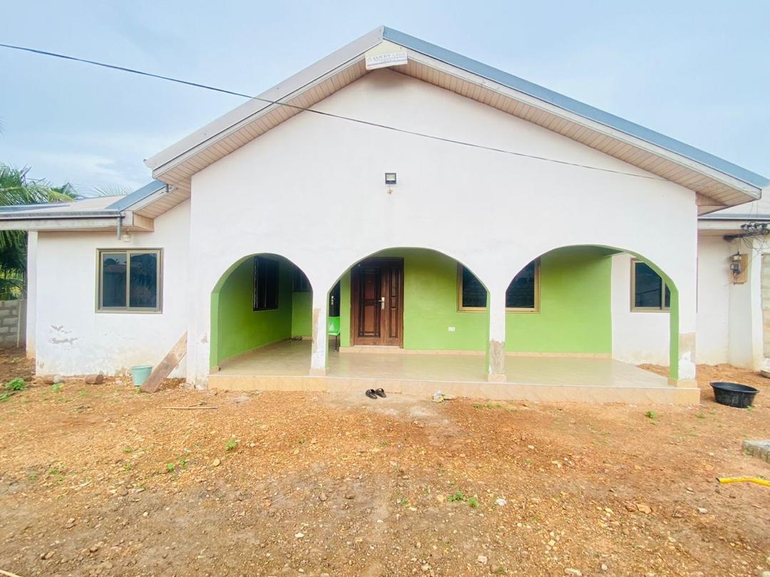 Five (5) Bedroom House For Rent at Ashaley Botwe 