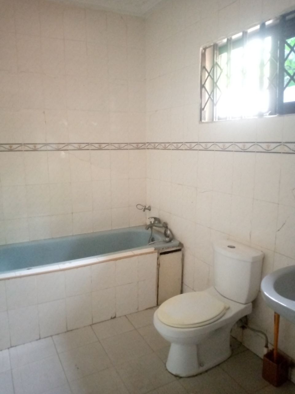 Five (5) Bedroom House For Rent at Labone  