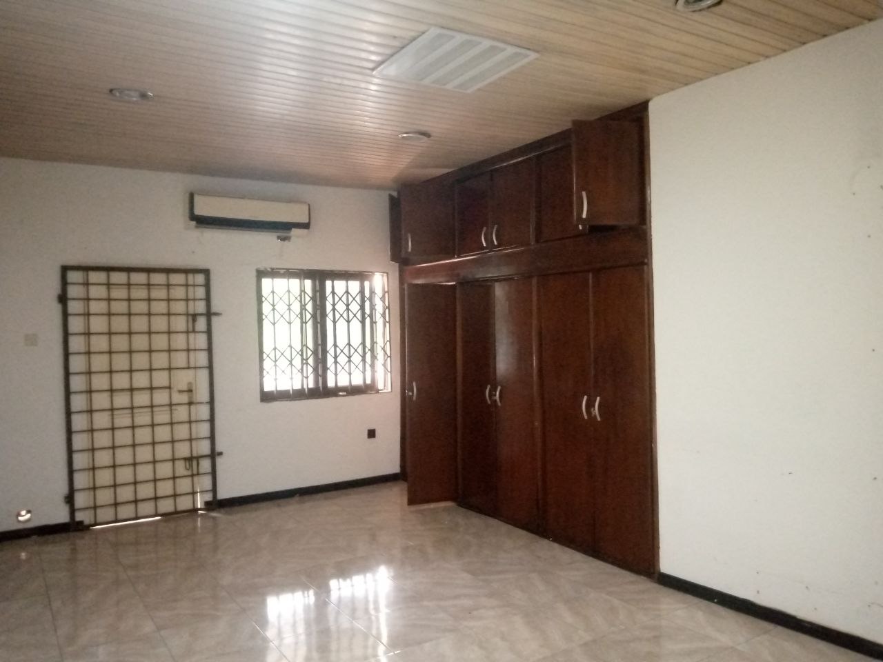 Five (5) Bedroom House For Rent at Labone  