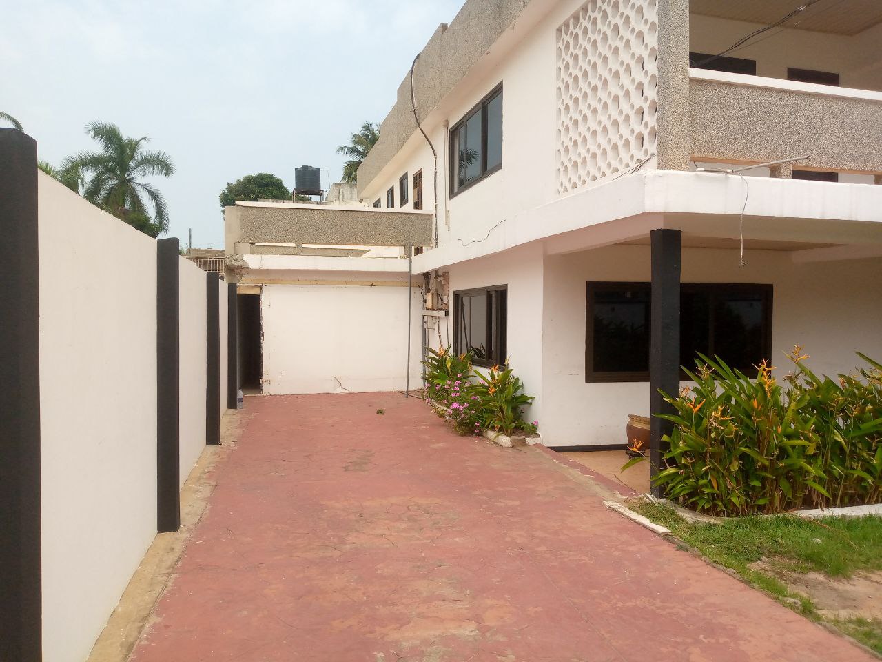 Five (5) Bedroom House For Rent at Labone  