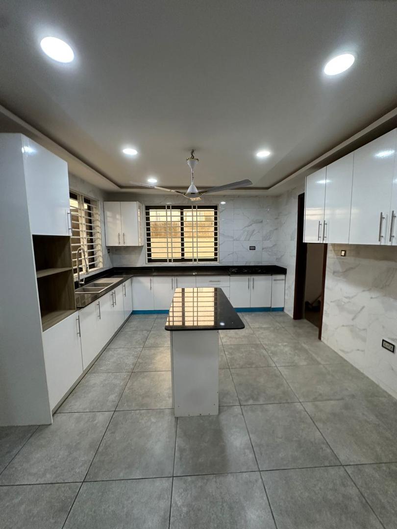 Five (5) Bedroom House For Rent at Lakeside Estate