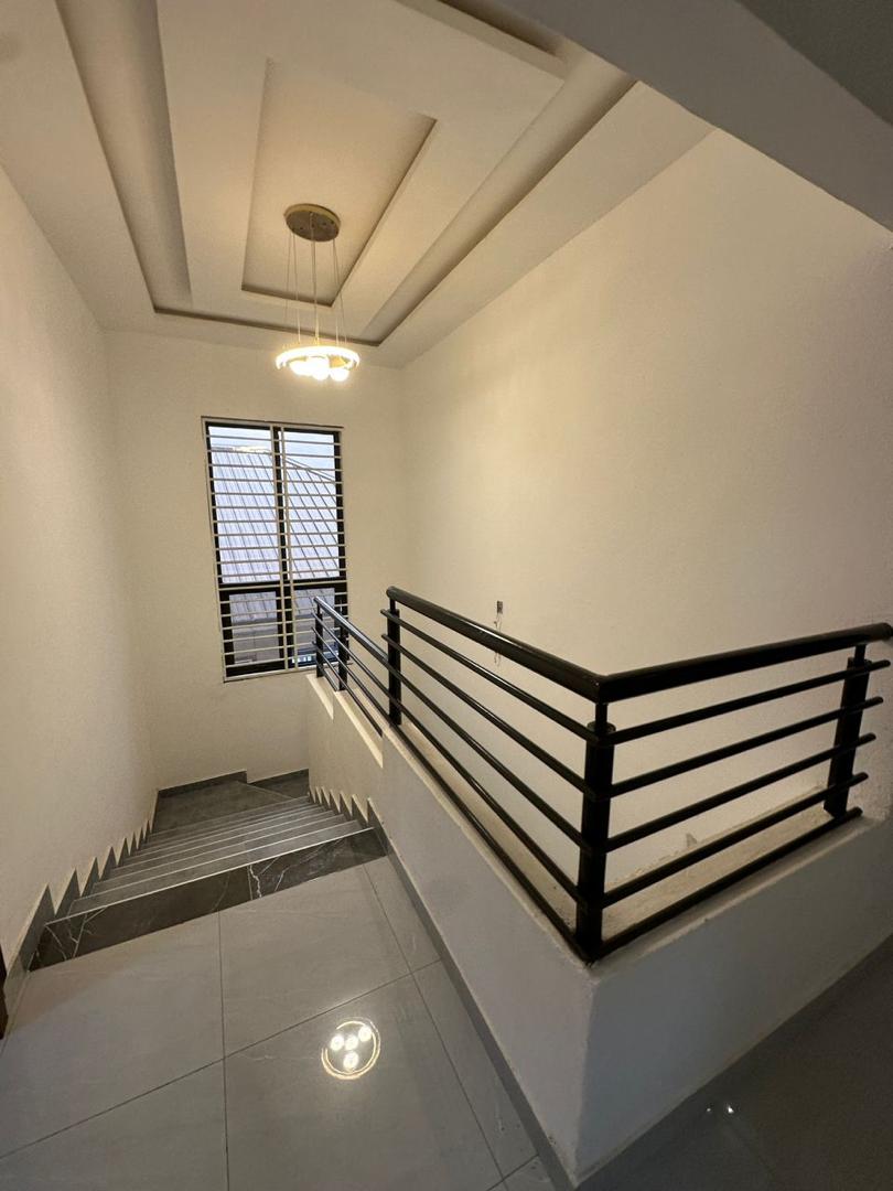 Five (5) Bedroom House For Rent at Lakeside Estate