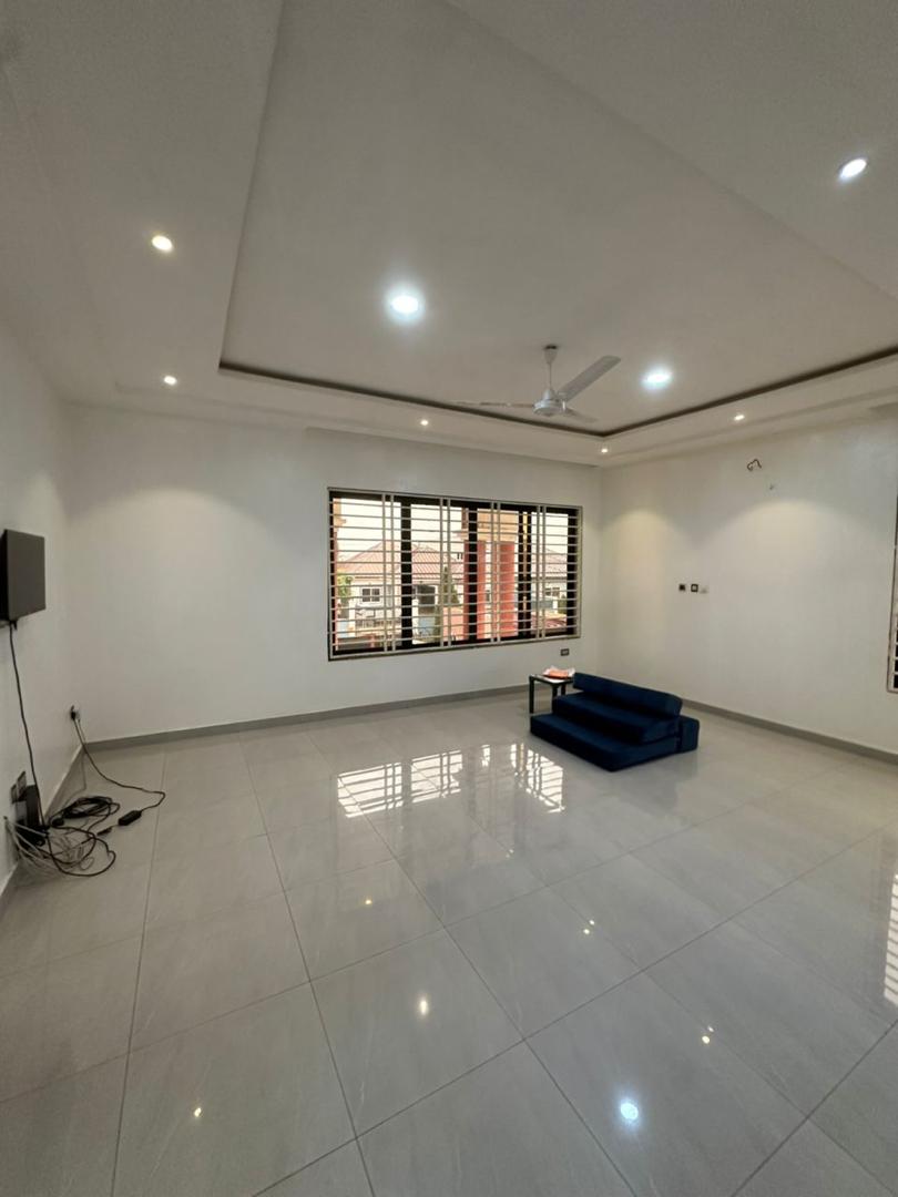 Five (5) Bedroom House For Rent at Lakeside Estate