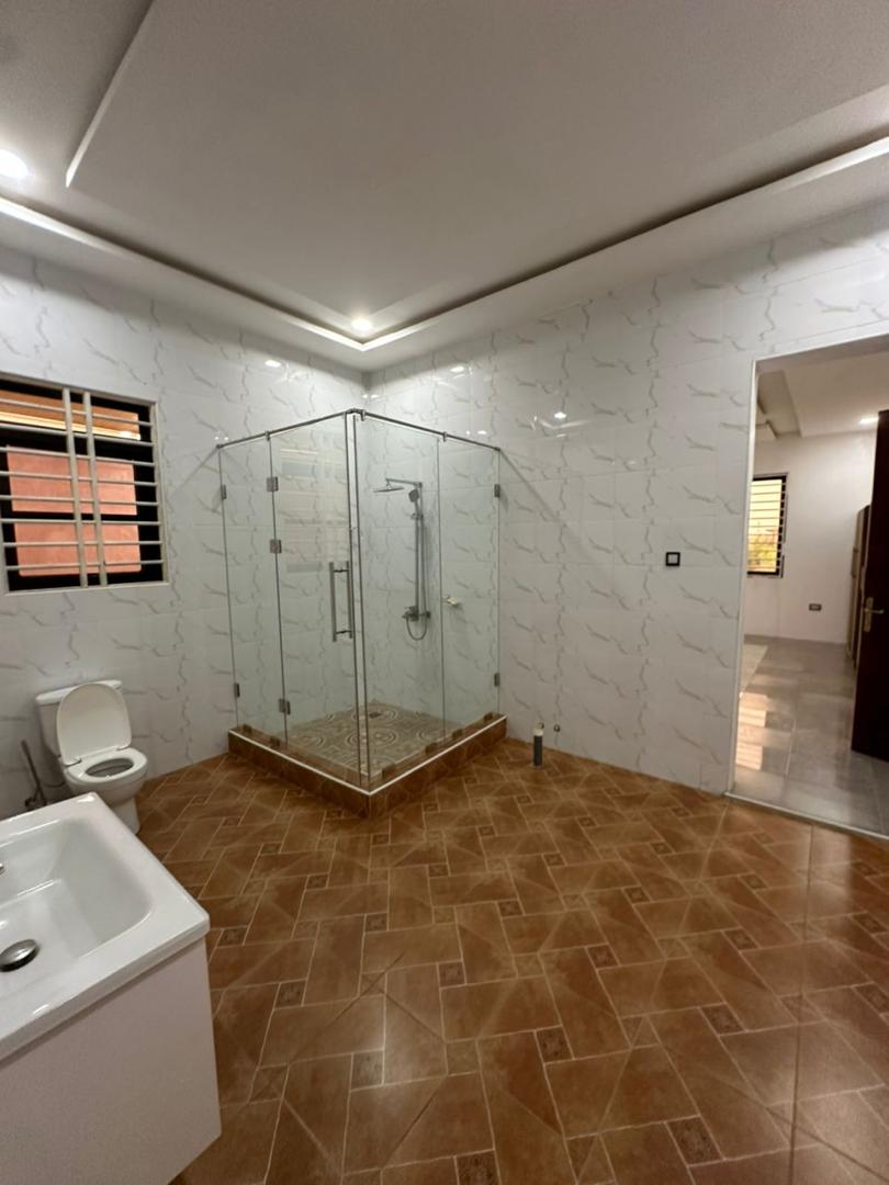 Five (5) Bedroom House For Rent at Lakeside Estate