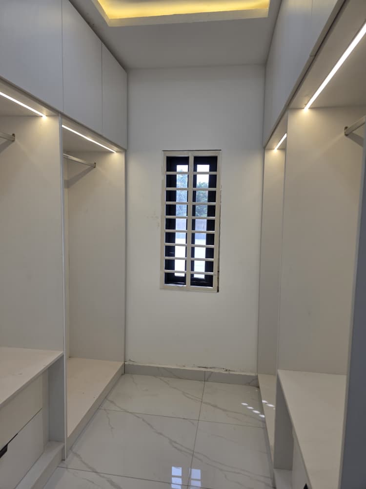 Five (5) Bedroom House For Sale at Sakumono