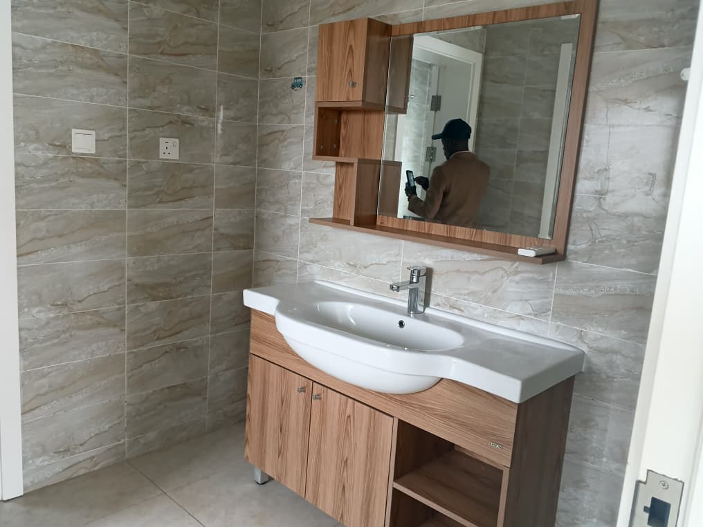Five (5) Bedroom House with For Rent at Lashibi
