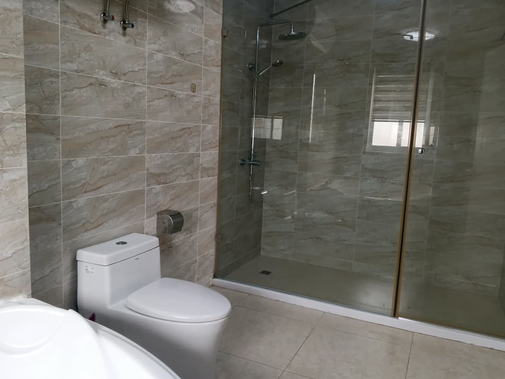 Five (5) Bedroom House with For Rent at Lashibi