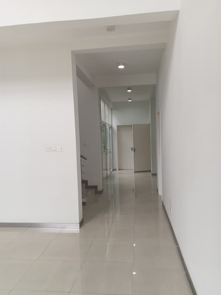 Five (5) Bedroom House with For Rent at Lashibi
