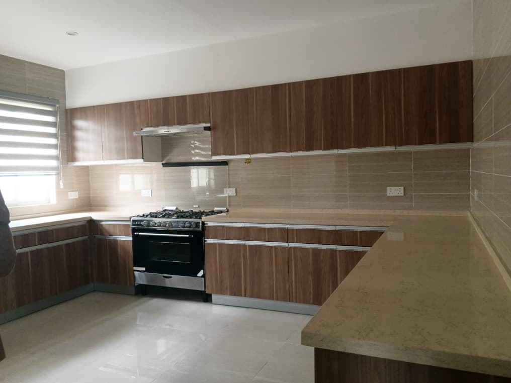 Five (5) Bedroom House with For Rent at Lashibi