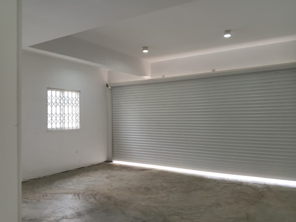 Five (5) Bedroom House with For Rent at Lashibi