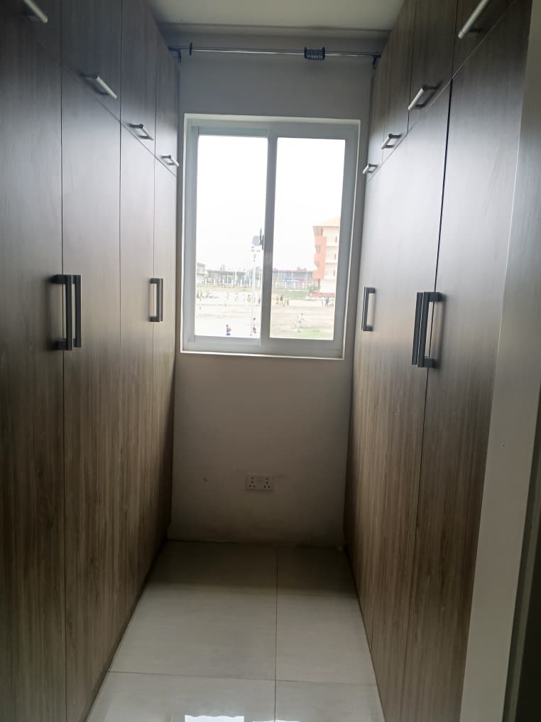 Five (5) Bedroom House with For Rent at Lashibi