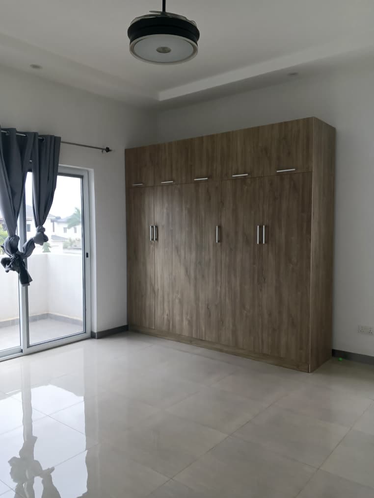 Five (5) Bedroom House with For Rent at Lashibi