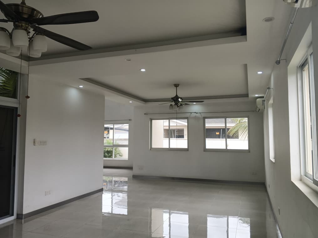 Five (5) Bedroom House with For Rent at Lashibi