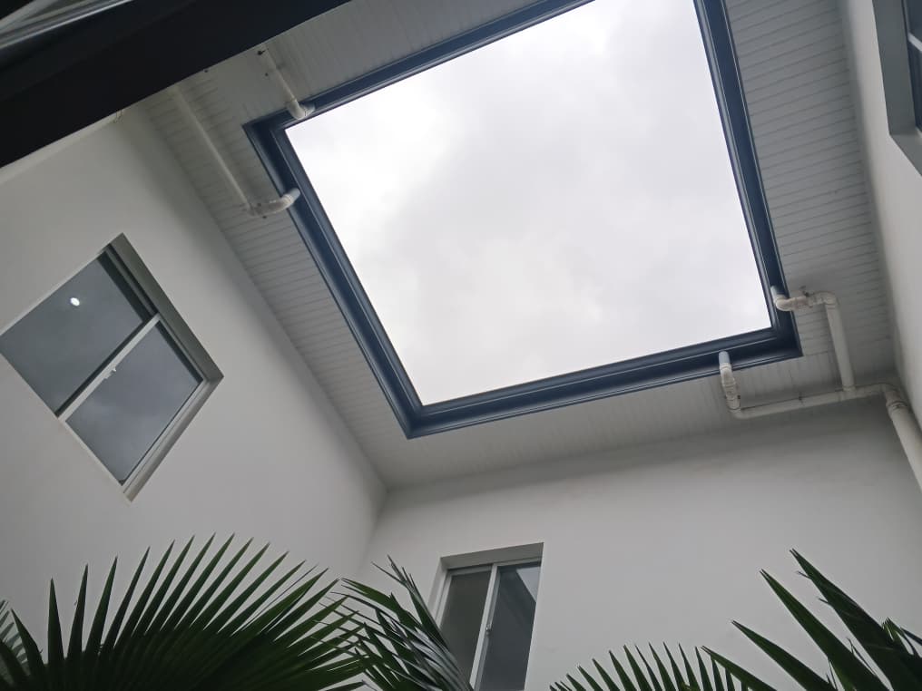 Five (5) Bedroom House with For Rent at Lashibi