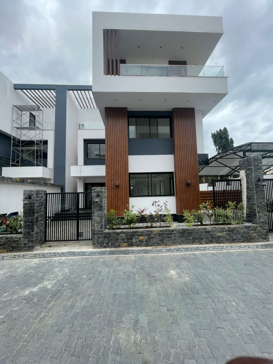 Five (5) Bedroom Townhouse For Rent at Cantonments