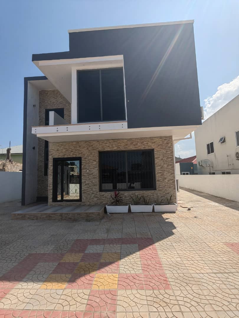 Four 4-Bedroom House for Sale at Trasacco