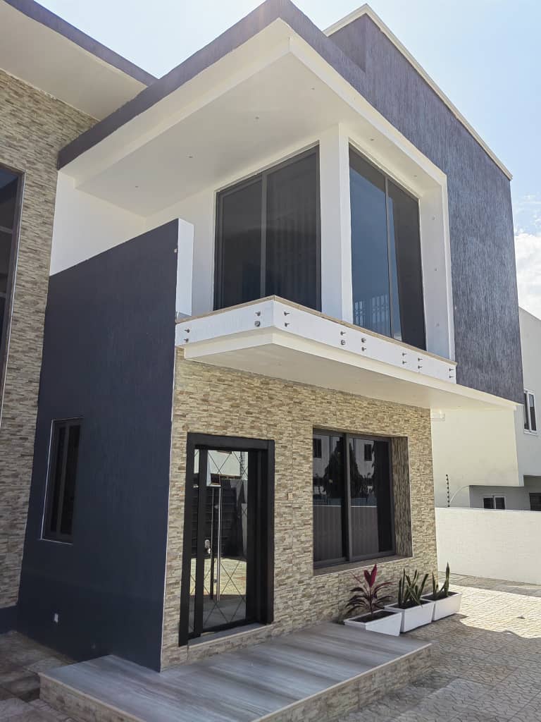 Four 4-Bedroom House for Sale at Trasacco
