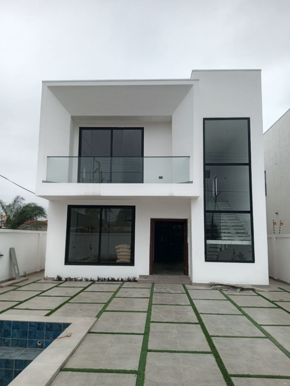 Four (4) Bedroom House with Swimming Pool For Sale at Lakeside