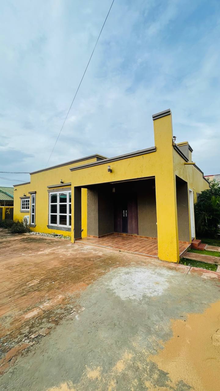 Four (4) Bedroom House with Swimming Pool For Sale at Lakeside