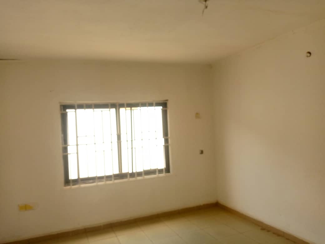 Fourteen (14) Bedroom House For Rent at Adabraka