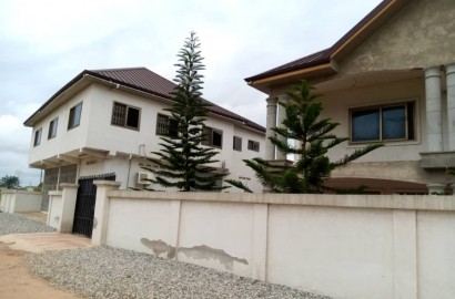 9 bedroom house with 2 rooms Boys' Quarters for sale
