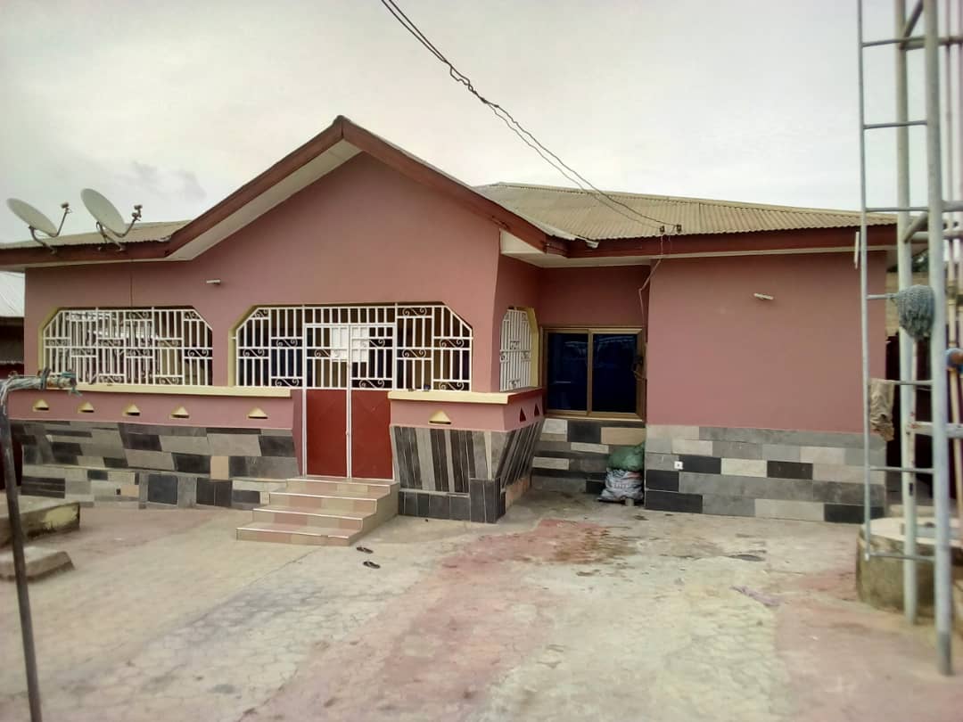 4 Bedroom House with 1 Uncompleted Store for Sale in Kumasi
