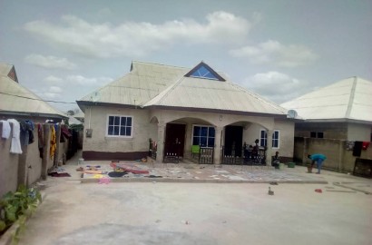 4 Bedroom House with 3 Uncompleted Stores for Sale