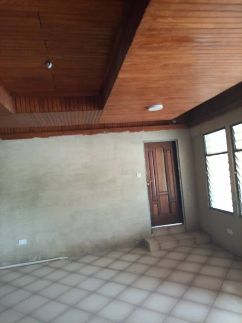 5 Bedroom House with 5 Stores for Sale