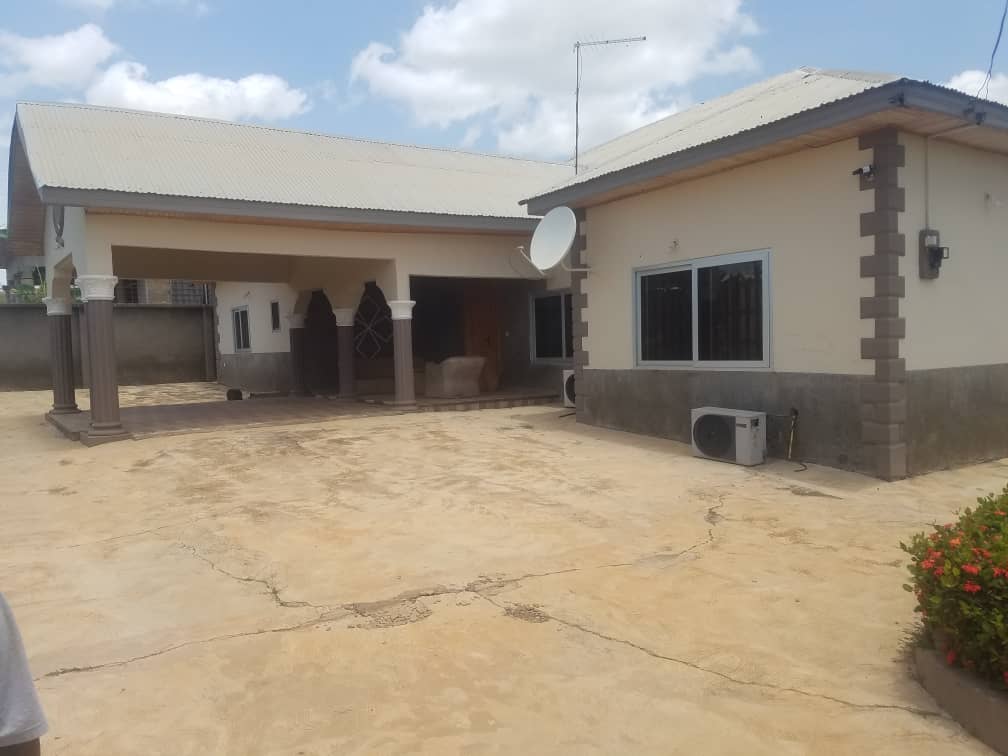 5 Bedroom House with a Water Fountain for Sale in Kumasi
