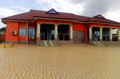 6 Bedroom En-suite House with a Summer Hut for Sale in Kumasi