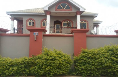 An executive 4 bedroom en-suite house with a swimming pool for sale