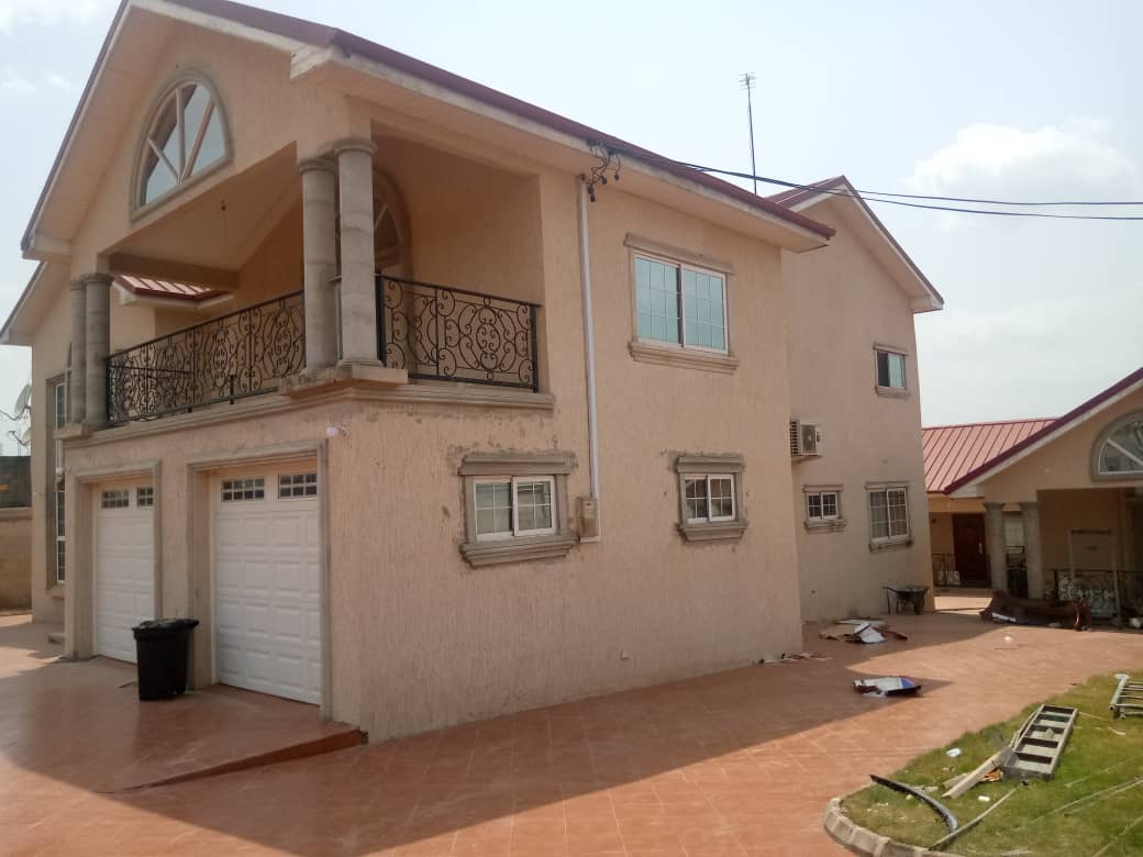 En-suite 5 Bedroom House with 3 Bedroom Outhouse for Sale