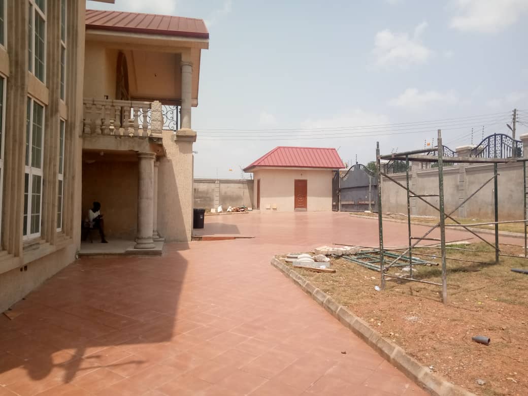 En-suite 5 Bedroom House with 3 Bedroom Outhouse for Sale