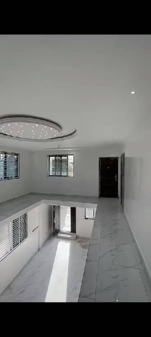Six bedroom house for sale at Parkoso, Kumasi