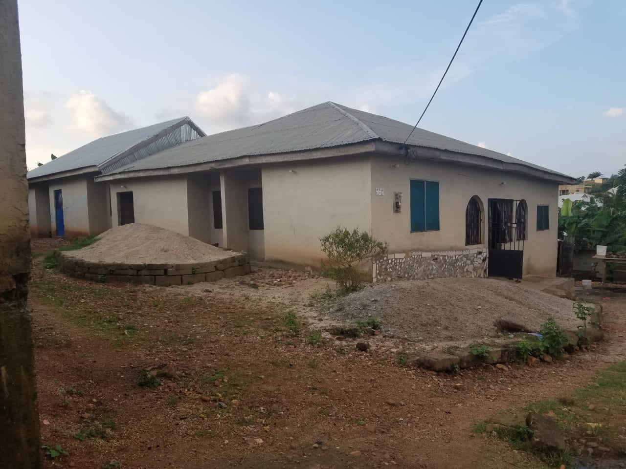 Eight bedroom house for sale at Asuofia Asamang, Kumasi